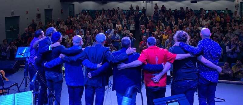 El grupo agradece las muestras de cariño del público asistente al concierto de anoche en el Teatro de Telde (Foto TA)