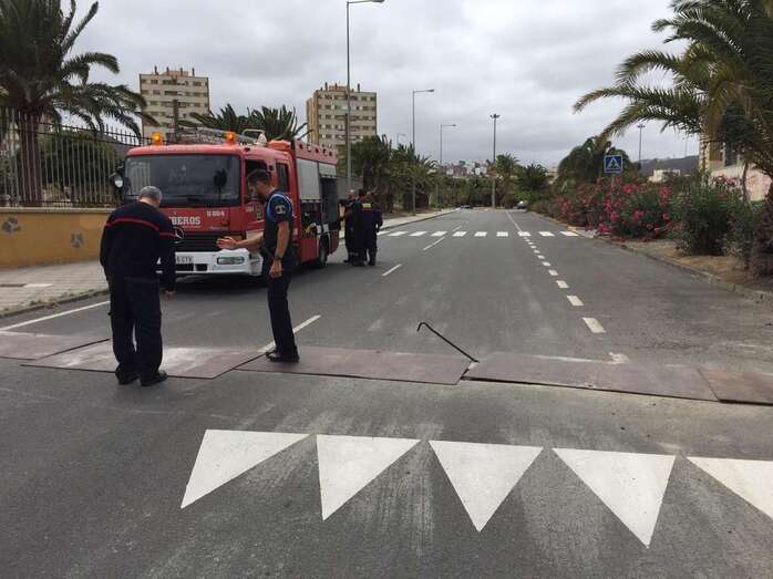 Los bomberos de la capital intervinieron ante el peligro del desplazamiento de unas placas que cubren una zanja (Foto TA)