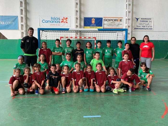 Jugadores de los dos equipos (Foto TA)