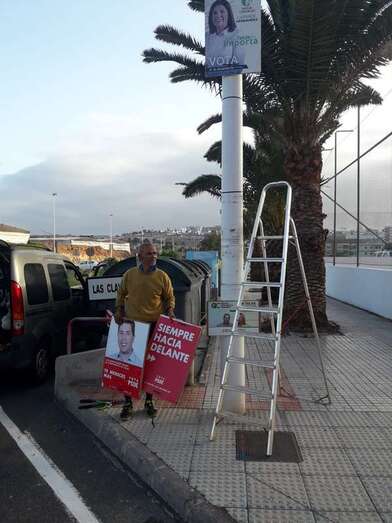 Militantes del PSOE retirando carteles de su partido en la zona de Clavellinas (Foto TA)