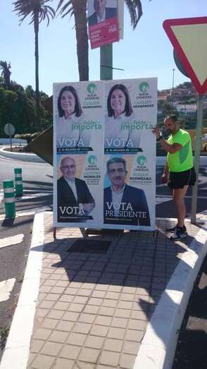 Retirada de carteles de Nueva Canarias (Foto TA)