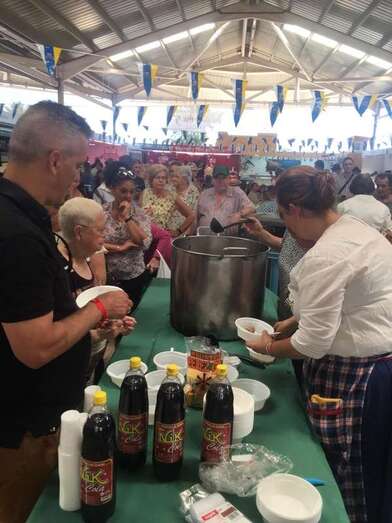 El público hizo cola para degustar el potaje de berros