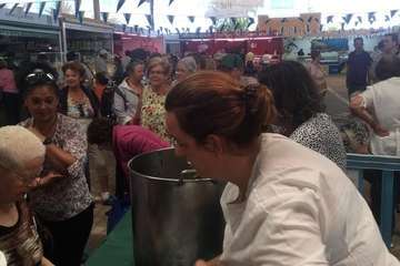Colas en el Mercado de Telde para degustar el potaje de berros (Foto TA)