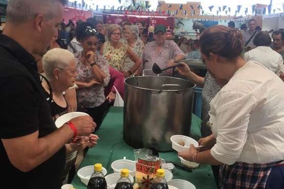 Colas en el Mercado de Telde para degustar el potaje de berros (Foto TA)