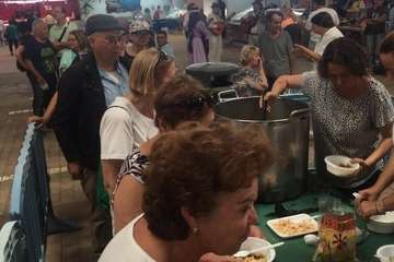 Colas en el Mercado de Telde para degustar el potaje de berros (Foto TA)