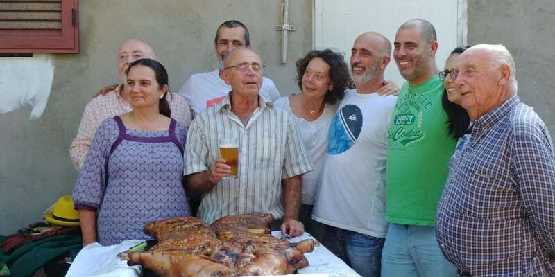 Fernando Santana Rivero, en el centro de la foto, rodeado de familiares (Foto TA)