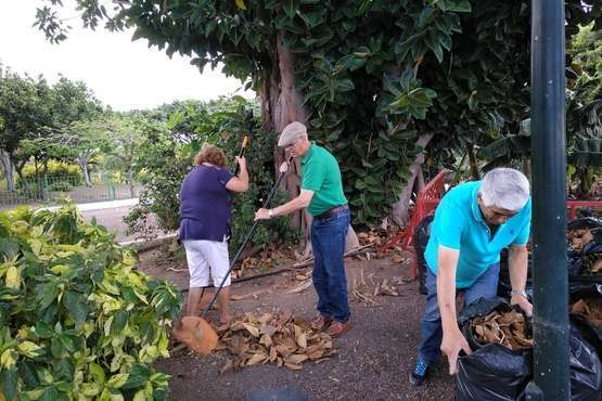 La desidia impulsa a un grupo de vecinos a limpiar el parque de San Juan (Foto TA)