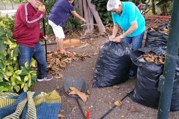 La desidia impulsa a un grupo de vecinos a limpiar el parque de San Juan (Foto TA)