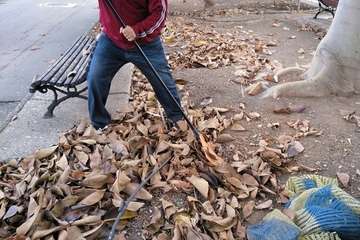 La desidia impulsa a un grupo de vecinos a limpiar el parque de San Juan (Foto TA)