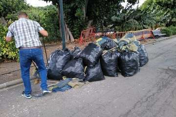 La desidia impulsa a un grupo de vecinos a limpiar el parque de San Juan (Foto TA)