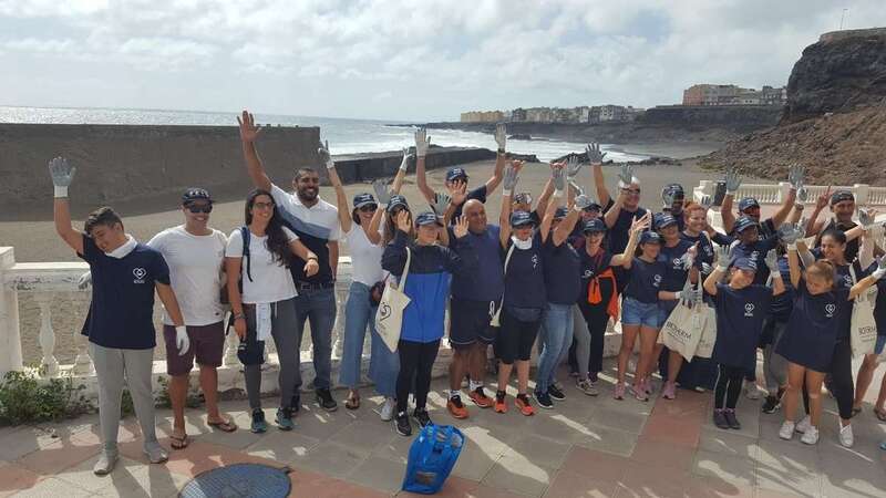 Grupo de personas que participó este sábado en las tareas de limpieza (Foto TA)