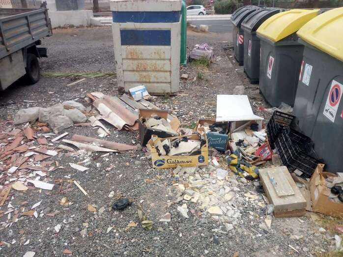 Imagen de basura acumulada en un solar en la calle Drago (Foto TA)