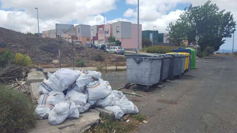 Bolsas con escombros depositadas en una calle de Lomo Bristol, cerca de un punto de recogida de basura (Foto TA)