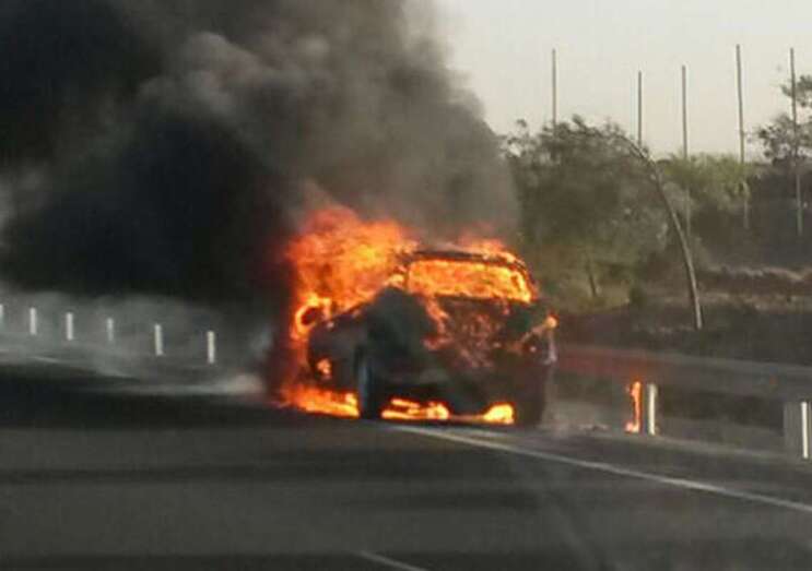 Imagen de archivo del incendio de un vehículo en la GC-1 (Foto Multimedia)
