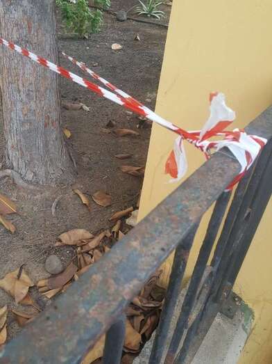 La valla metálica está sujeta a un árbol que no se caiga (Foto TA)