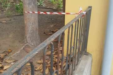 Valla que amenaza con caerse en Las Remudas (Foto TA)