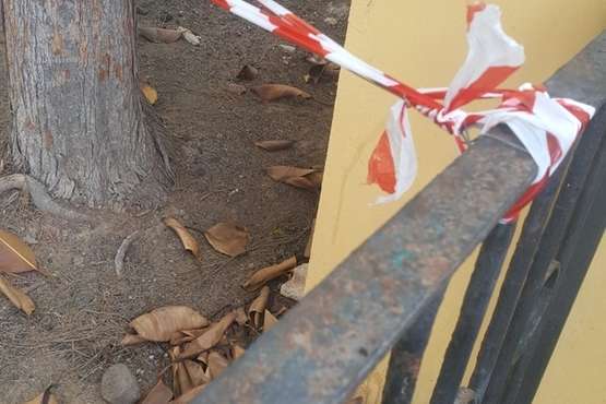 Valla que amenaza con caerse en Las Remudas (Foto TA)