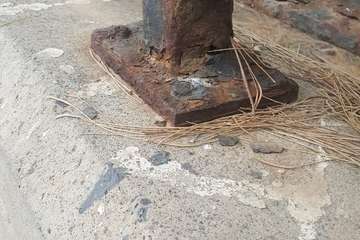 Valla que amenaza con caerse en Las Remudas (Foto TA)