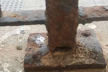 Valla que amenaza con caerse en Las Remudas (Foto TA)