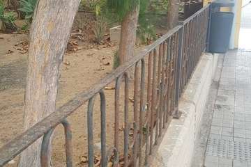 Valla que amenaza con caerse en Las Remudas (Foto TA)