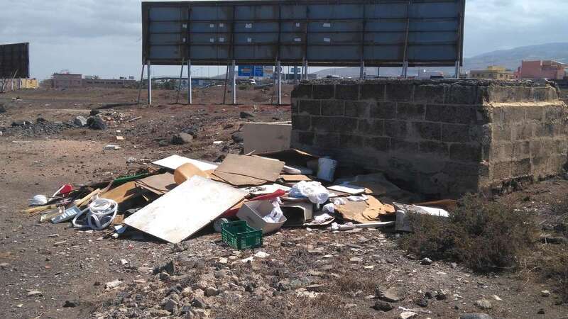 Maderas, plásticos, recipientes y demás desperdicios se acumulan junto a la GC-1 a su paso por Telde (Foto TA)