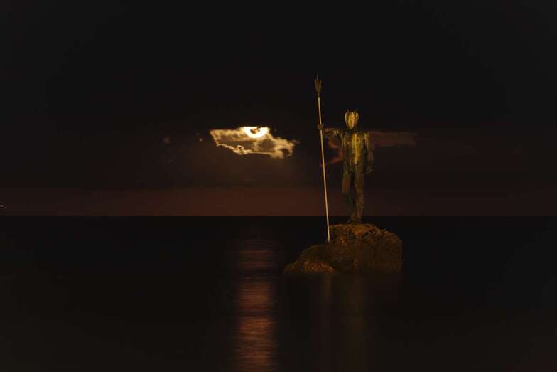 Crepúsculo lunar este martes sobre la playa de Melenara (Foto Carlos Marrero)