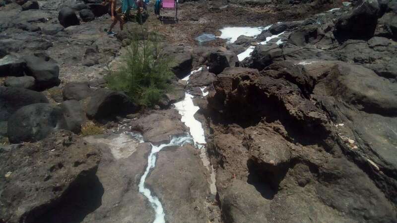 El líquido fluye por los riscos y desemboca en el mar (Foto TA)
