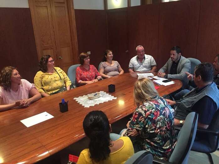 Reunión de la nueva junta directiva del colectivo de Lomo Blanco con el alcalde Héctor Suárez (Foto TA)