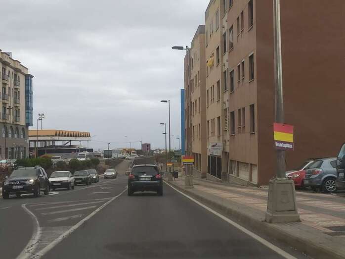 Carteles con vivas a la República en las luminarias de la carretera de Melenara (Foto TA)