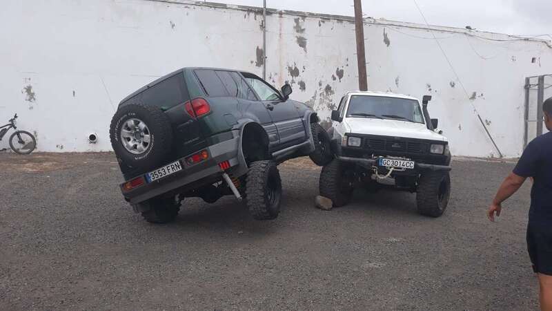 Dos de los vehículos expuestos en la muestra de 4x4 (Foto TA)