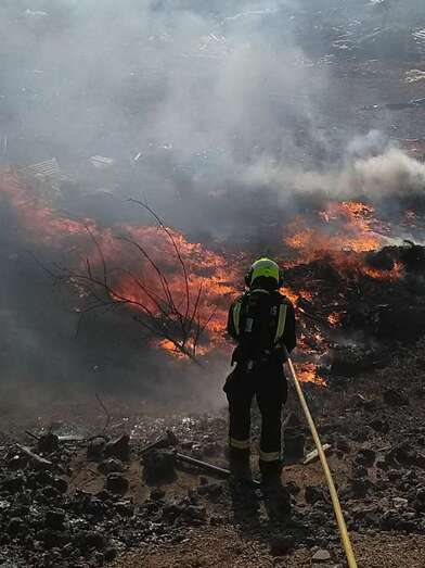 Bomberos sofocando el incendio (Foto TA)