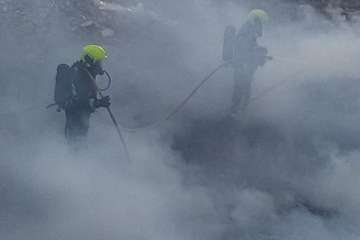  Los bomberos emplean 8.500 litros de agua en sofocar un incendio en Telde (Foto TA)