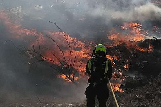  Los bomberos emplean 8.500 litros de agua en sofocar un incendio en Telde (Foto TA)