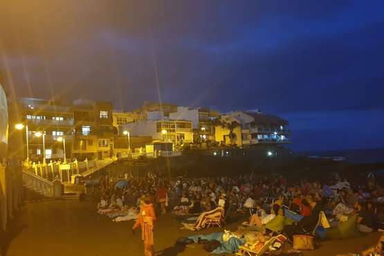 El cine de verano al aire libre desborda Salinetas (Foto TA)