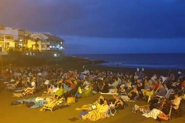 El cine de verano al aire libre desborda Salinetas (Foto TA)