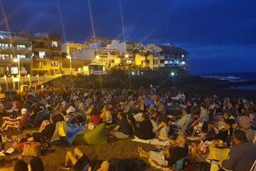 El cine de verano al aire libre desborda Salinetas (Foto TA)