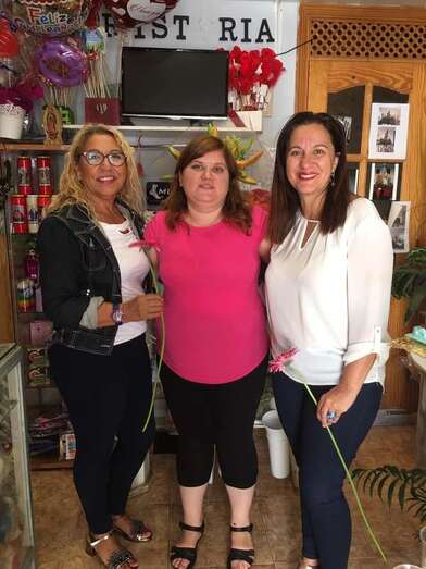 La propietaria del local (c) junto a la concejala de Desarrollo Local, Lidia Mejías (d), y una cliente (Foto TA)