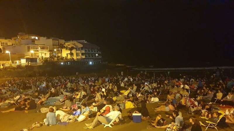 Más de millar de personas visionó esta noche la película Campeones en Salinetas (Foto TA)