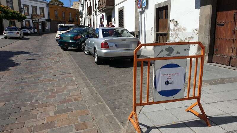 Pocos vehículos aparcan en línea pese a las indicaciones de la Policía Local (Foto TA)