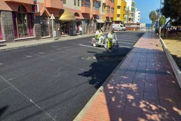 Vías y Obras asfalta en tiempo récord la calle más comercial de La Garita (Foto TA)