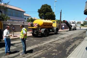 Vías y Obras asfalta en tiempo récord la calle más comercial de La Garita (Foto TA)