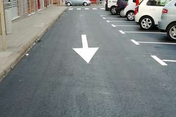 Vías y Obras asfalta en tiempo récord la calle más comercial de La Garita (Foto TA)