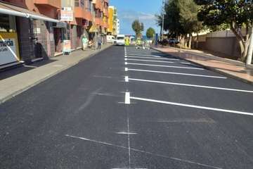 Vías y Obras asfalta en tiempo récord la calle más comercial de La Garita (Foto TA)