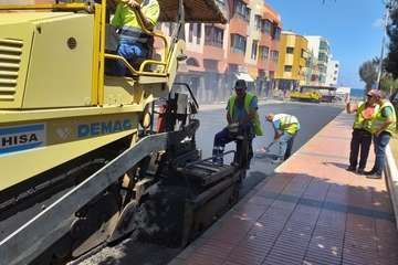 Vías y Obras asfalta en tiempo récord la calle más comercial de La Garita (Foto TA)