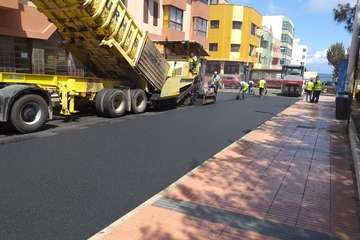 Vías y Obras asfalta en tiempo récord la calle más comercial de La Garita (Foto TA)