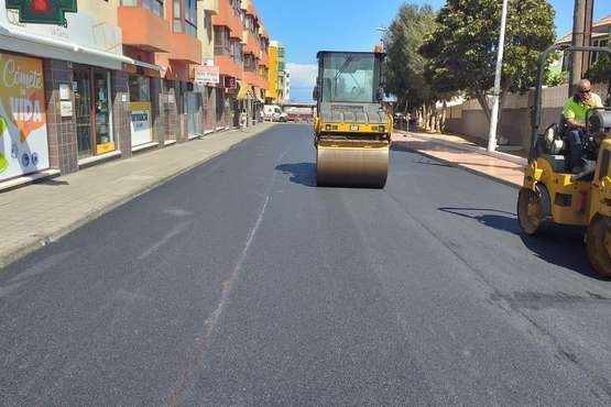 Vías y Obras asfalta en tiempo récord la calle más comercial de La Garita (Foto TA)