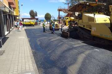 Vías y Obras asfalta en tiempo récord la calle más comercial de La Garita (Foto TA)
