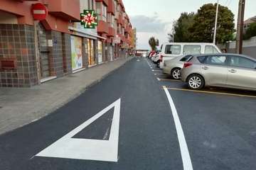 Vías y Obras asfalta en tiempo récord la calle más comercial de La Garita (Foto TA)