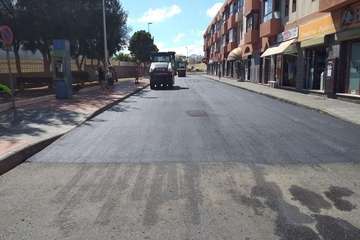 Vías y Obras asfalta en tiempo récord la calle más comercial de La Garita (Foto TA)
