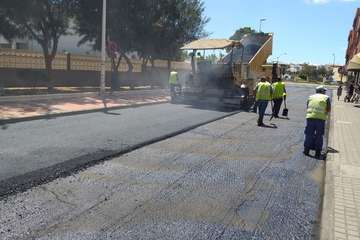 Vías y Obras asfalta en tiempo récord la calle más comercial de La Garita (Foto TA)